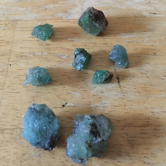 Natural rough emerald - Picture 3 of 3