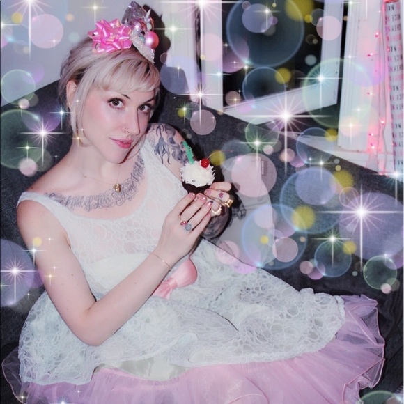 Meet Posher Ambassador Unicorn Hooker! - Picture 7 of 8