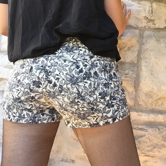 H&M floral print shorts size 8 - Picture 2 of 4