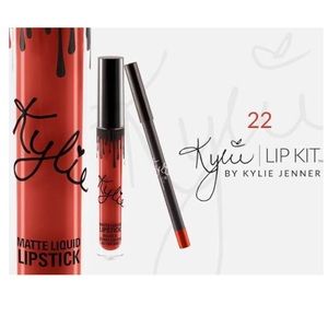 Kylie Lipstick & Lipliner: 22