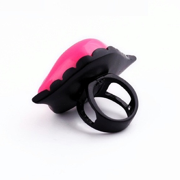 CLOSET CLOSING - Big Lips Ring - Picture 4 of 4