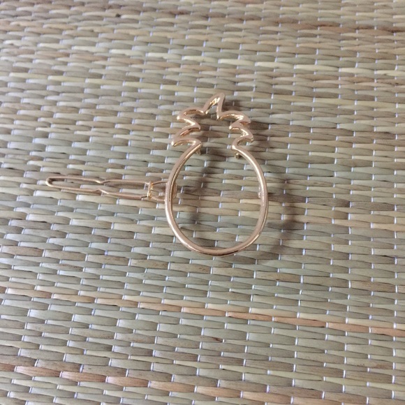 ⬇️ $10 💝 HOST PICK 💝 GOLD PINEAPPLE BARRETTE - Picture 4 of 5