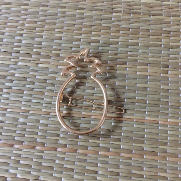 ⬇️ $10 💝 HOST PICK 💝 GOLD PINEAPPLE BARRETTE - Picture 3 of 5