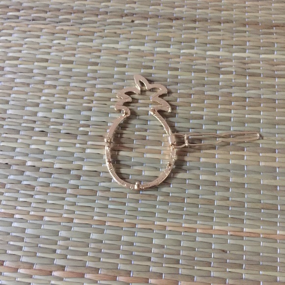 ⬇️ $10 💝 HOST PICK 💝 GOLD PINEAPPLE BARRETTE - Picture 5 of 5