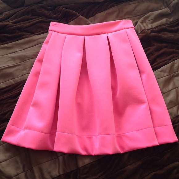 Pink flare skirt with black detail zipper