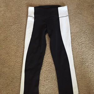 Super cute lulu crops.