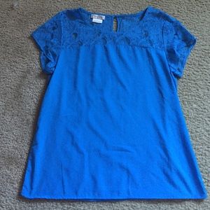 Like new! VanHeusen blue blouse w/lace. Sz. M
