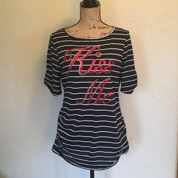 💋💋Kiss me shirt w free red lip gloss ❤️❤️ - Picture 1 of 4