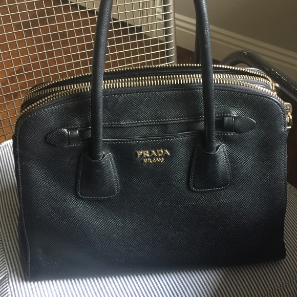 Beautiful authentic Prada Bag~Saffiano leather. - Picture 2 of 4
