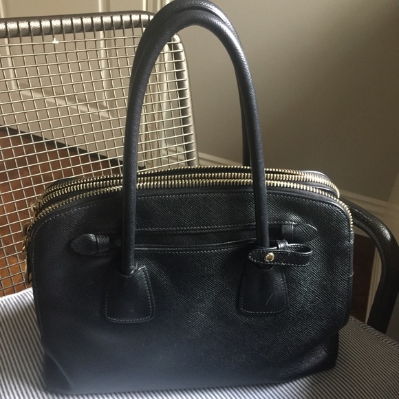 Beautiful authentic Prada Bag~Saffiano leather. - Picture 3 of 4