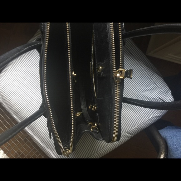 Beautiful authentic Prada Bag~Saffiano leather. - Picture 4 of 4