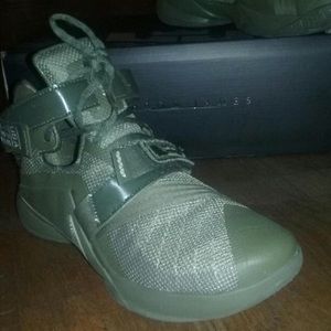 Lebrons soldiers Size 9 in men