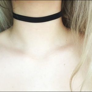 Black velvet chocker