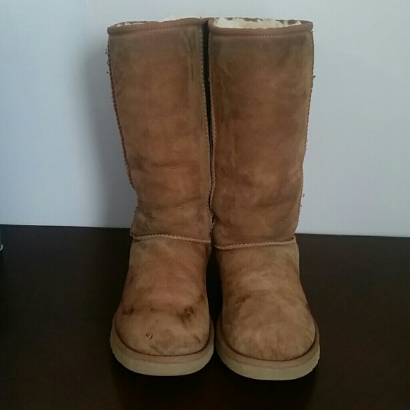 UGG Boots - Picture 2 of 4