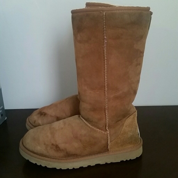 UGG Boots - Picture 4 of 4