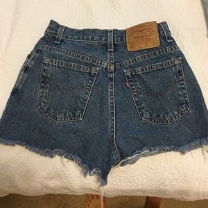 High waisted distressed Levi shorts! Size 25!