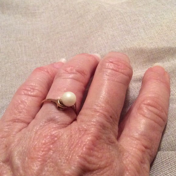 Pearl and gold ring