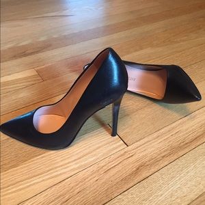 Enzo Angiolini black 4 inch pumps. Size4.5