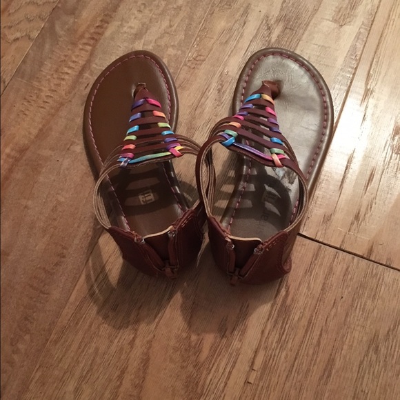 Very cute! Girls sandals