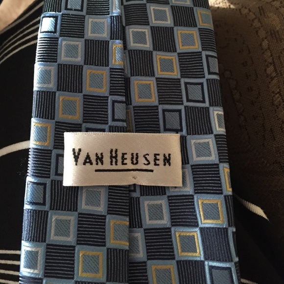 Men's Van Heusen tie - Picture 2 of 2