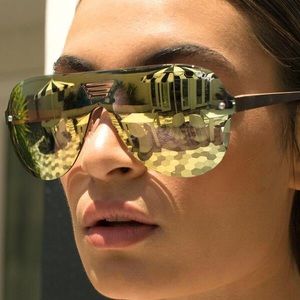 QUAY ✨SHOWTIME✨ in gold