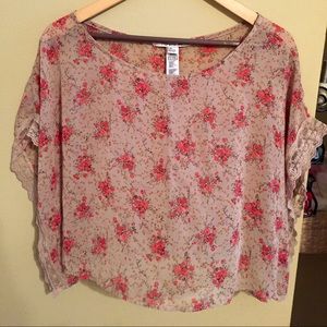 Floral shirt with lace on sleeves