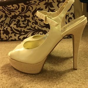 Guess peep toe pumps! Cream patent and cute weave!