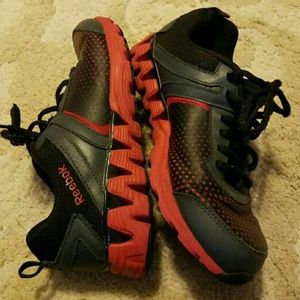 Boys reebok sz 3 red and black sneakers