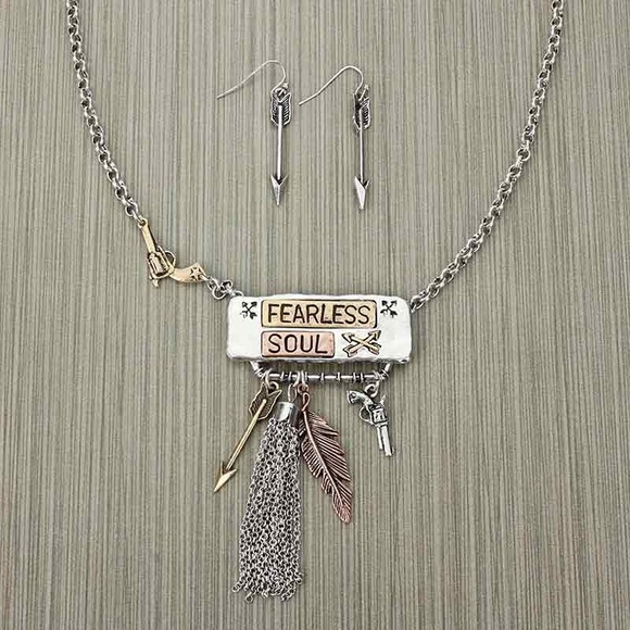 Fearless Soul arrow pistol feather necklace set - Picture 4 of 4