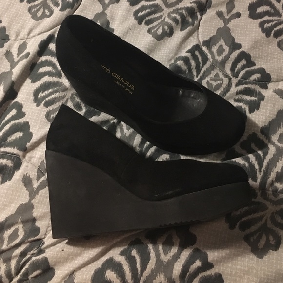 Black wedges