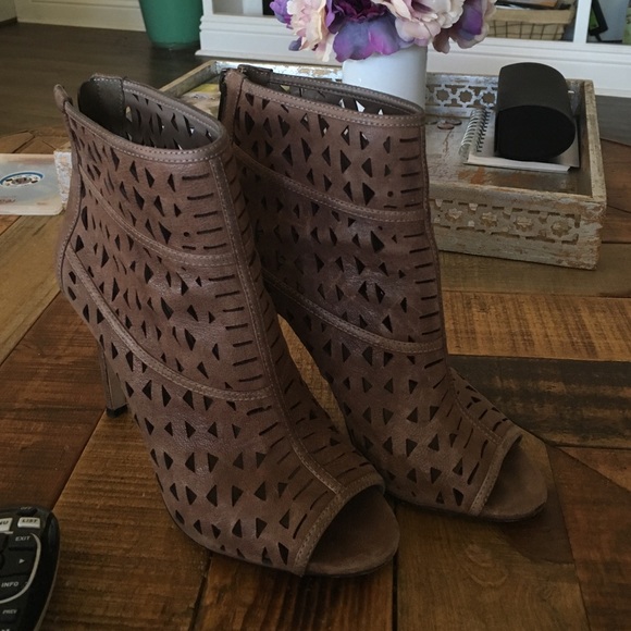 Pre-owned Vince Camuto Booties