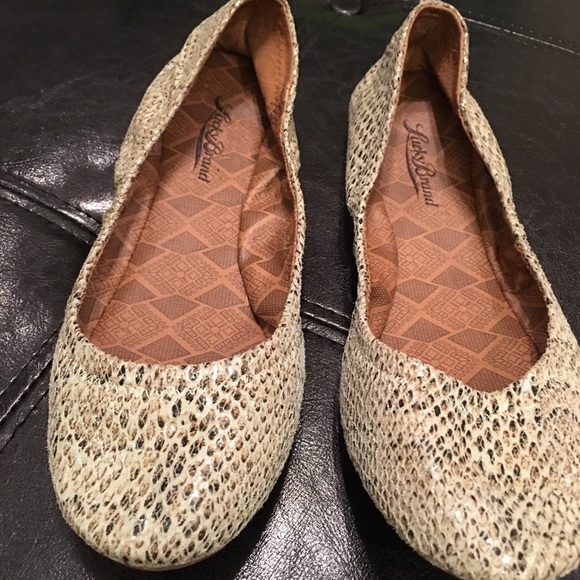 Sale brand new flats snake skin like green 7.5