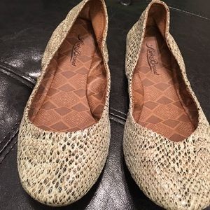 Sale brand new flats snake skin like green 7.5