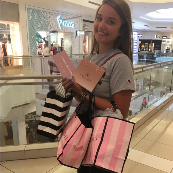 Meet your Posher, Lexi - Picture 3 of 3