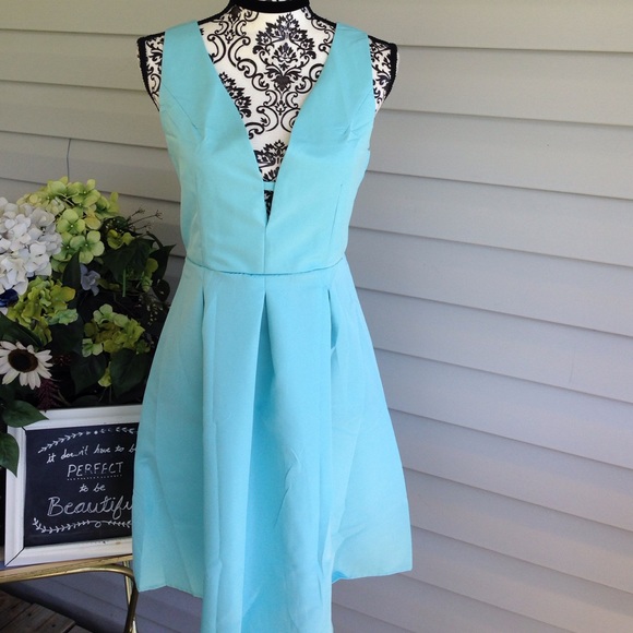 ⭐️SOLD ELSEWHERE ⭐️ Deep V Back Skater - Picture 2 of 4