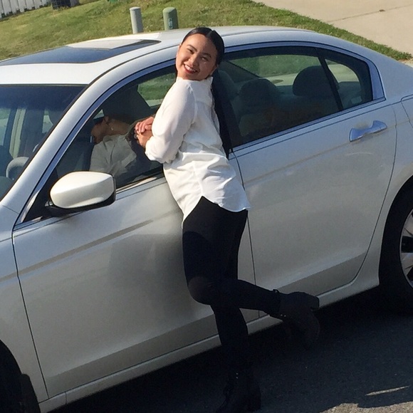 White blouse - Picture 2 of 3