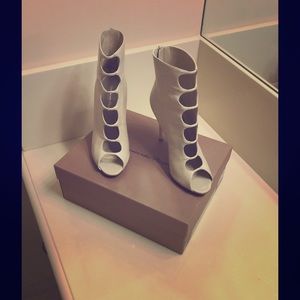 BNIB - Gianvito Rossi peep toe boots size 40.
