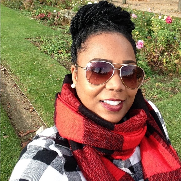 Meet your Posher, Andrea - Picture 2 of 2