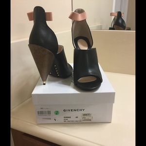 NIB.Givenchy cone-heeled sandal