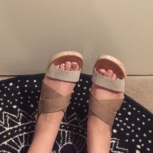 Koolaburra wooden bottom sandals