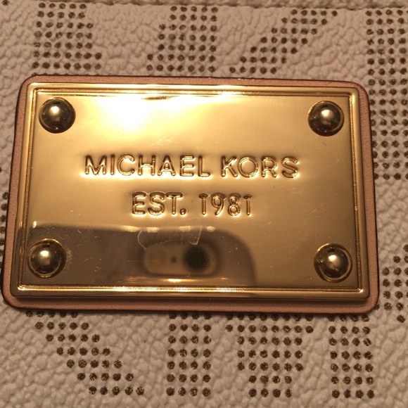 Michael Kors Multifunction Wallet - Picture 2 of 4
