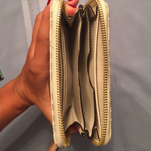 Michael Kors Multifunction Wallet - Picture 3 of 4