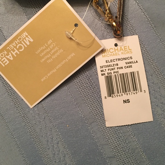 Michael Kors Multifunction Wallet - Picture 4 of 4