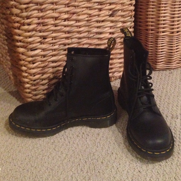 Dr. Martens Women's 1460 smooth