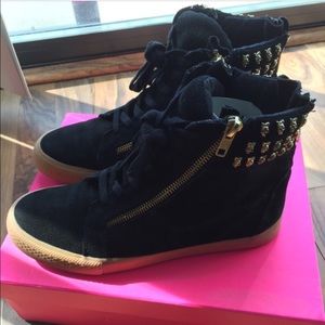 Betsy Johnson Nxtskull high top sneakers
