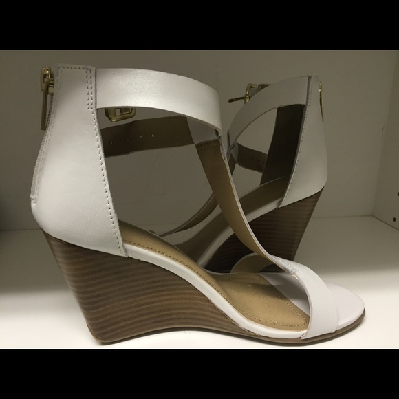NWOT Kenneth Cole white wedge