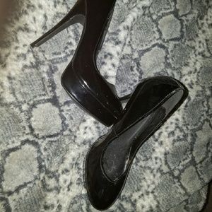 BLACK SHINY HEELS