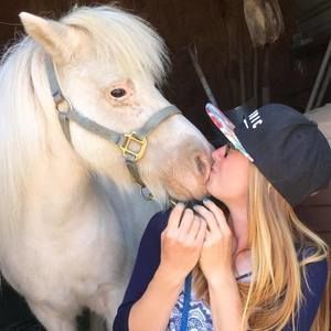 Meet your Posher, Maya