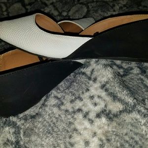 BLACK N WHITE FLATS