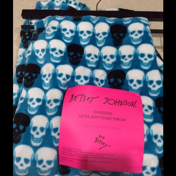 Betsey Johnson Skull ultra-soft throw